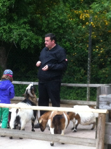 Michael hilft Neele beim Fttern der Ziegen